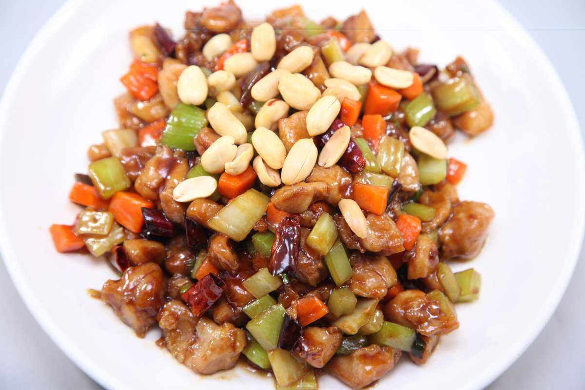 川菜宫爆鸡丁(川菜宫保鸡丁是什么口味)