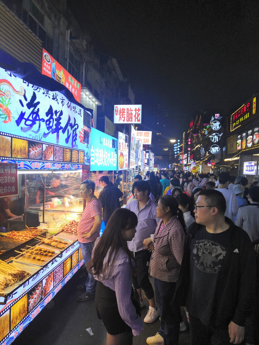 南宁的小吃街(南宁本地人去的小吃街在哪里)