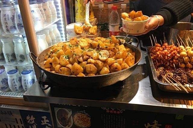 摆摊什么小吃最好卖(摆摊小吃什么最受欢迎又容易上手)