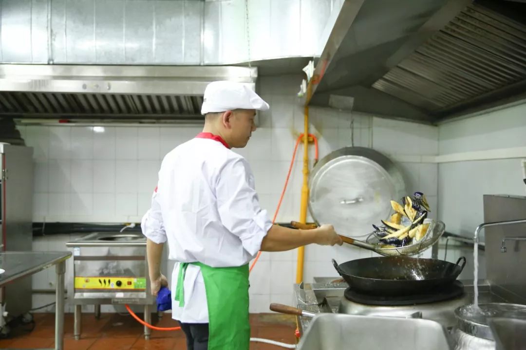 成都急招食堂厨师(成都最新机关单位食堂厨师招聘)